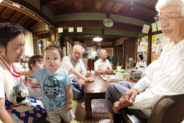 園児と保育士が、近所のなごやかサロンへ